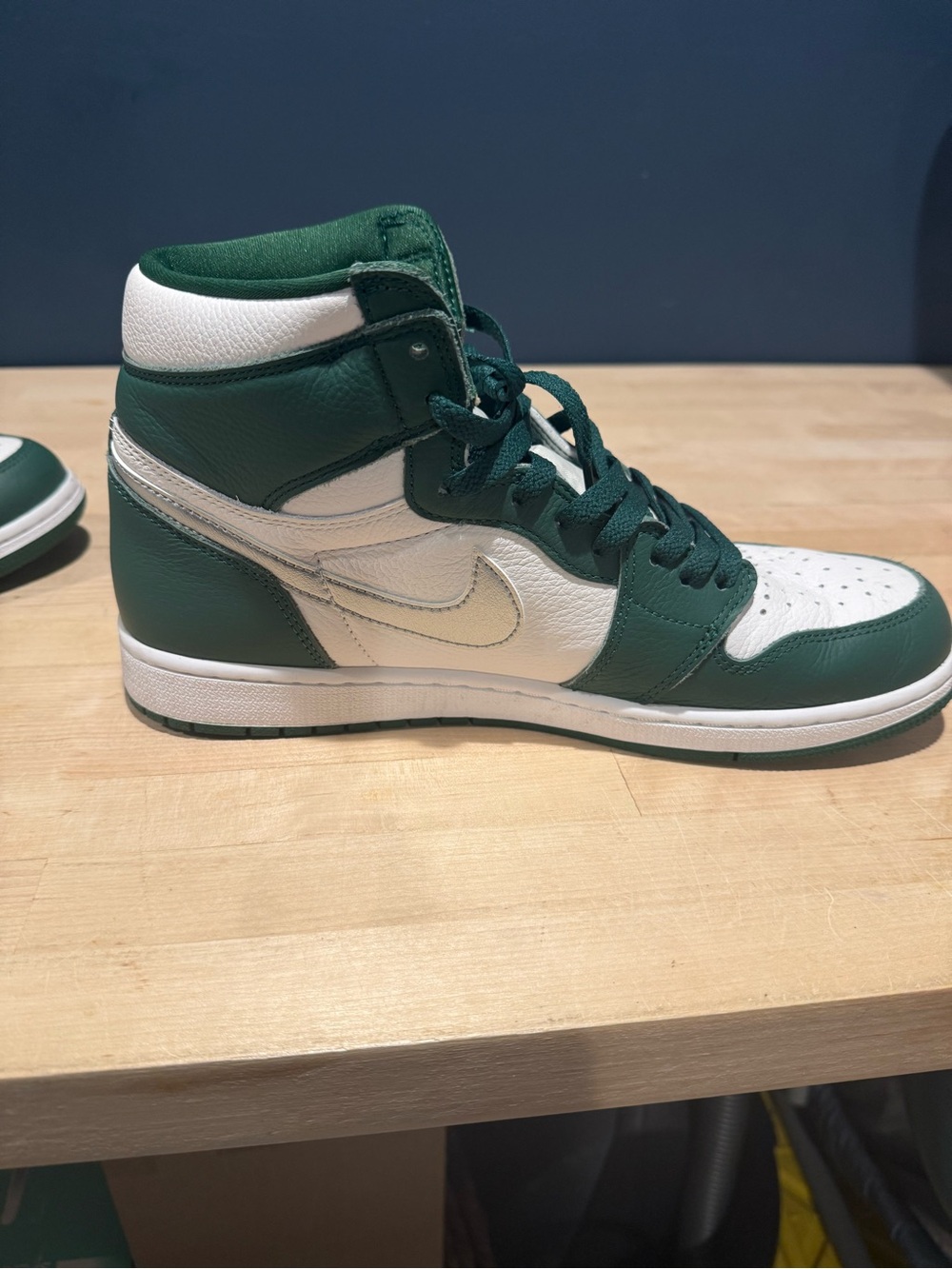Nike men’s
High-Top Sneakers in Green, White, and Silver Swoosh - Picture 5 of 9
